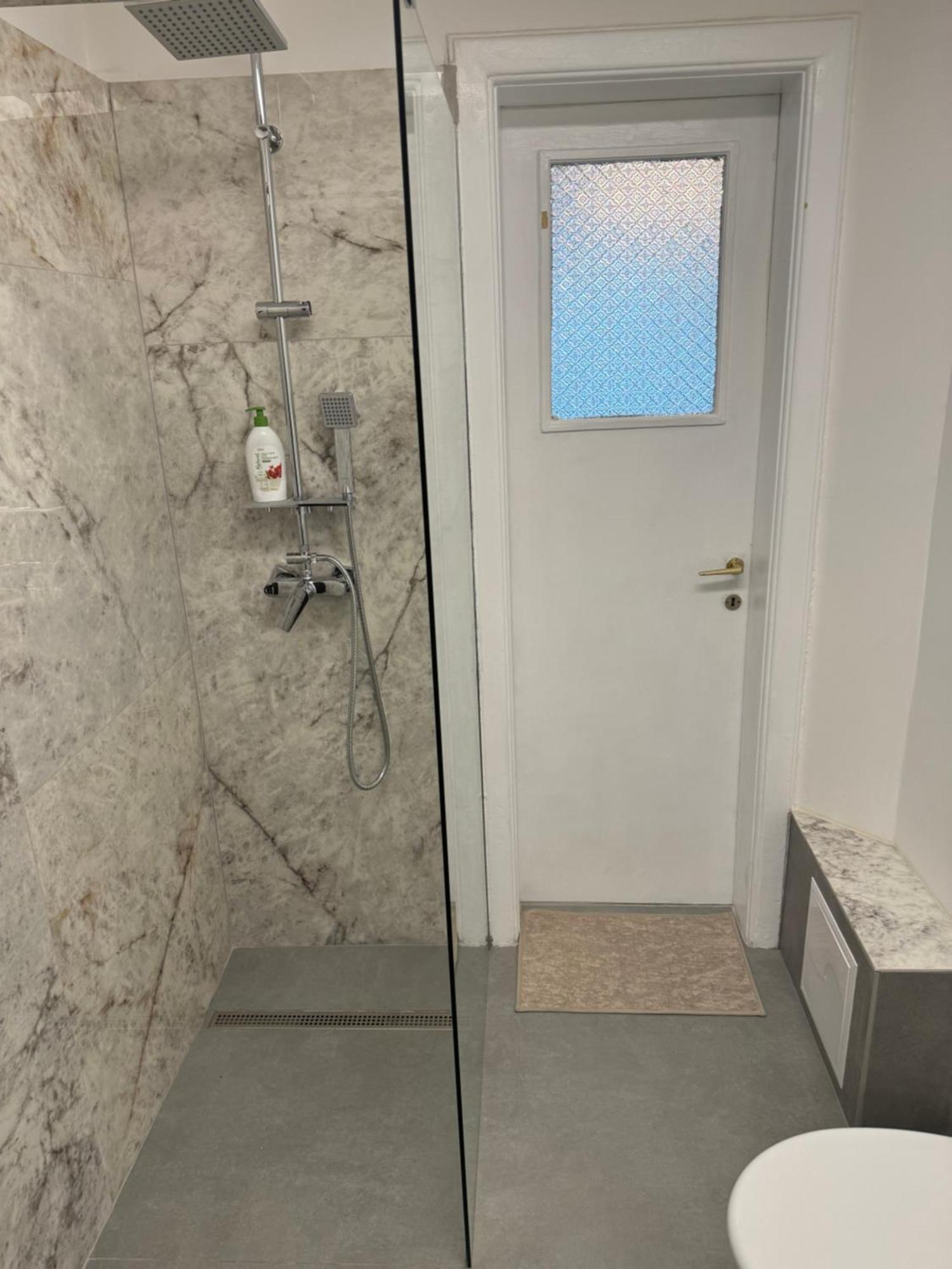בוקרשט Airy & Beautiful Downtown Apartment מראה חיצוני תמונה
